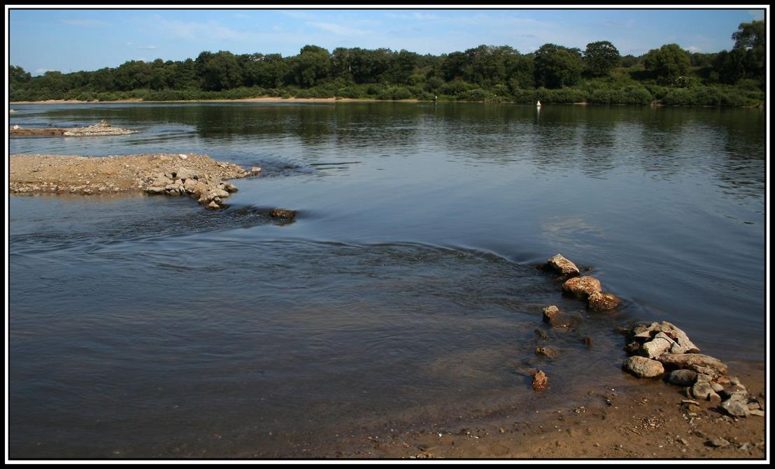 Легкое журчание воды ...