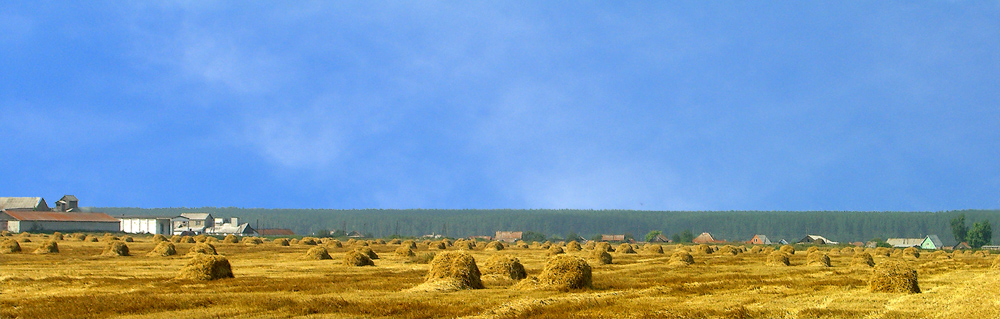 Август.