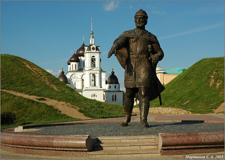 У входа в Дмитровский кремль