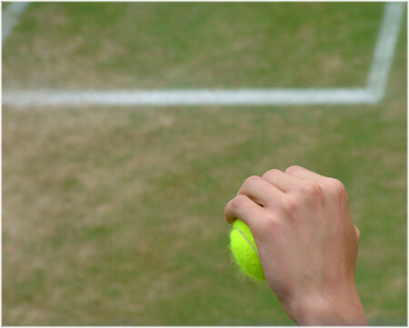 Wimbledon: Рука мальчика, подающего мяч