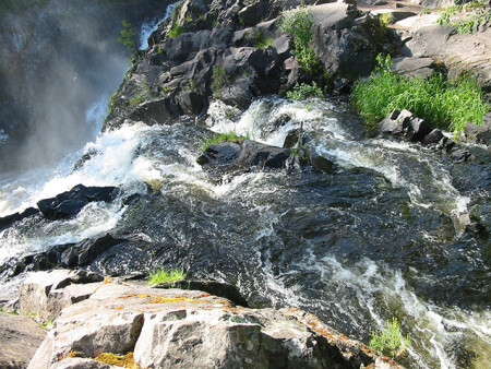 Они сошлись. Волна и камень...