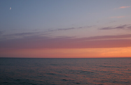 Море, закат и луна