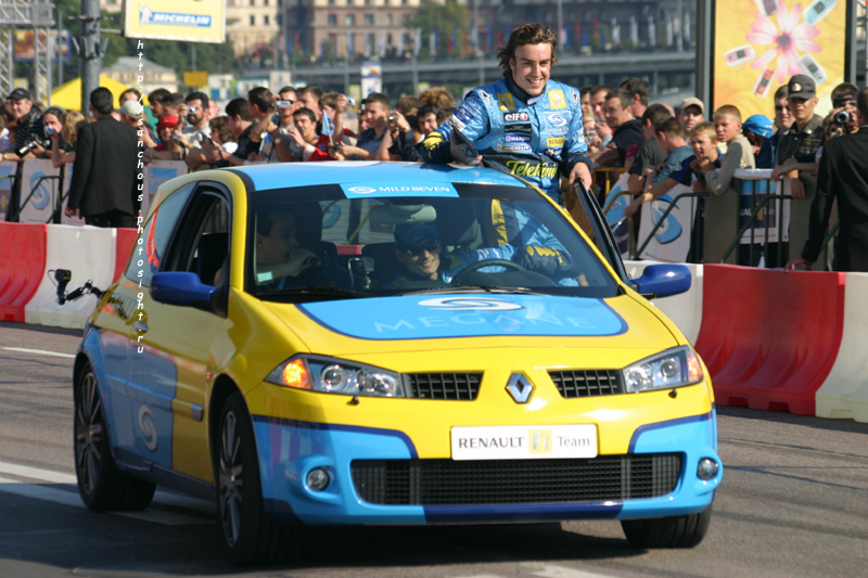 Команда Renault посетила Москву...