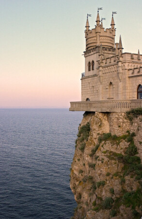 Замок у обрыва