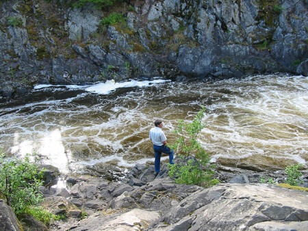 У бурного потока.