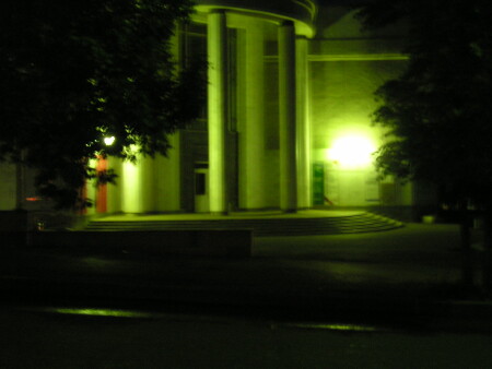 А ночью смотрится совсем по-другому