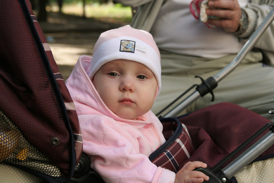 В личном кабриолете с персональным водителем.