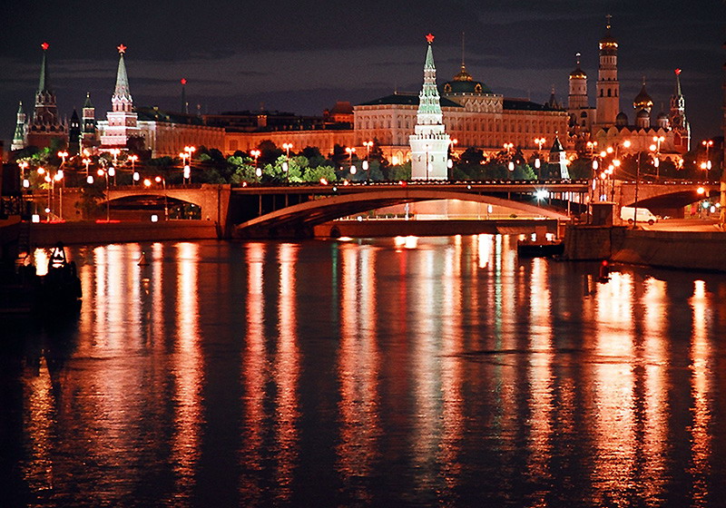 ...Кремлевских рубинов лучи.