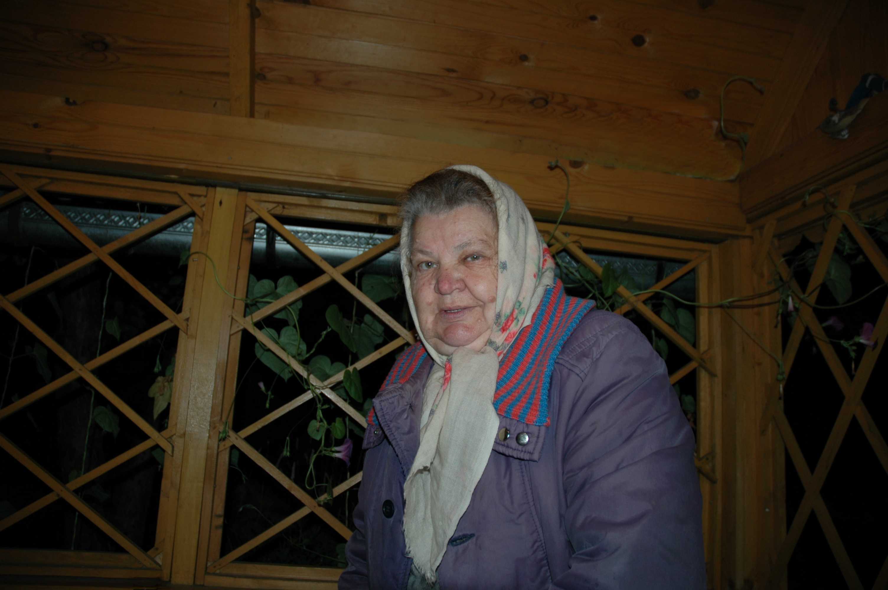 Бабушка в беседке