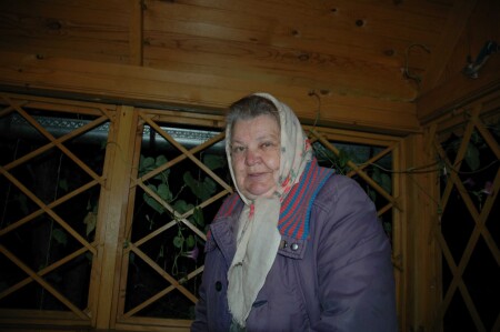Бабушка в беседке