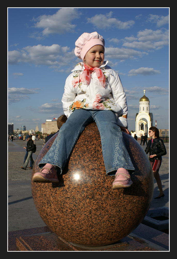 Девочка на шаре