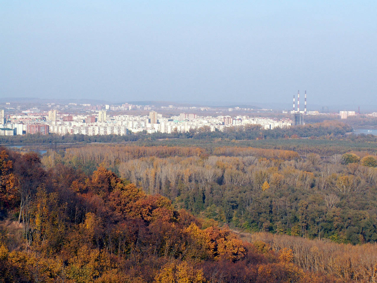 Город в осенней дымке