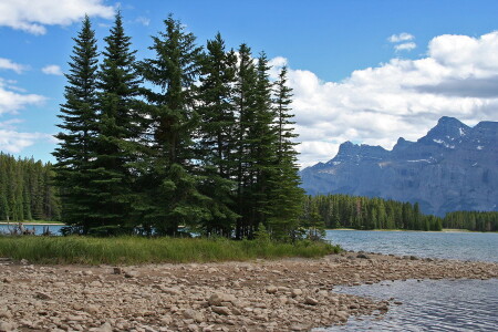 Minnewanka lake area