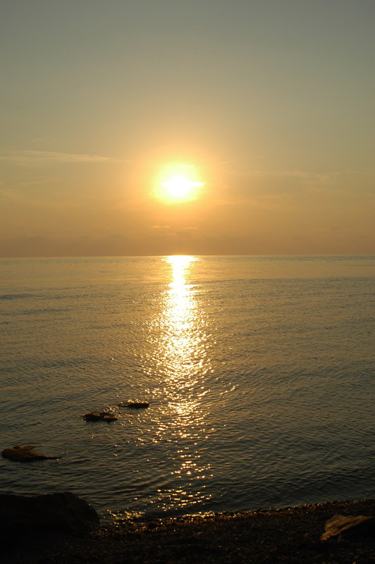 На море