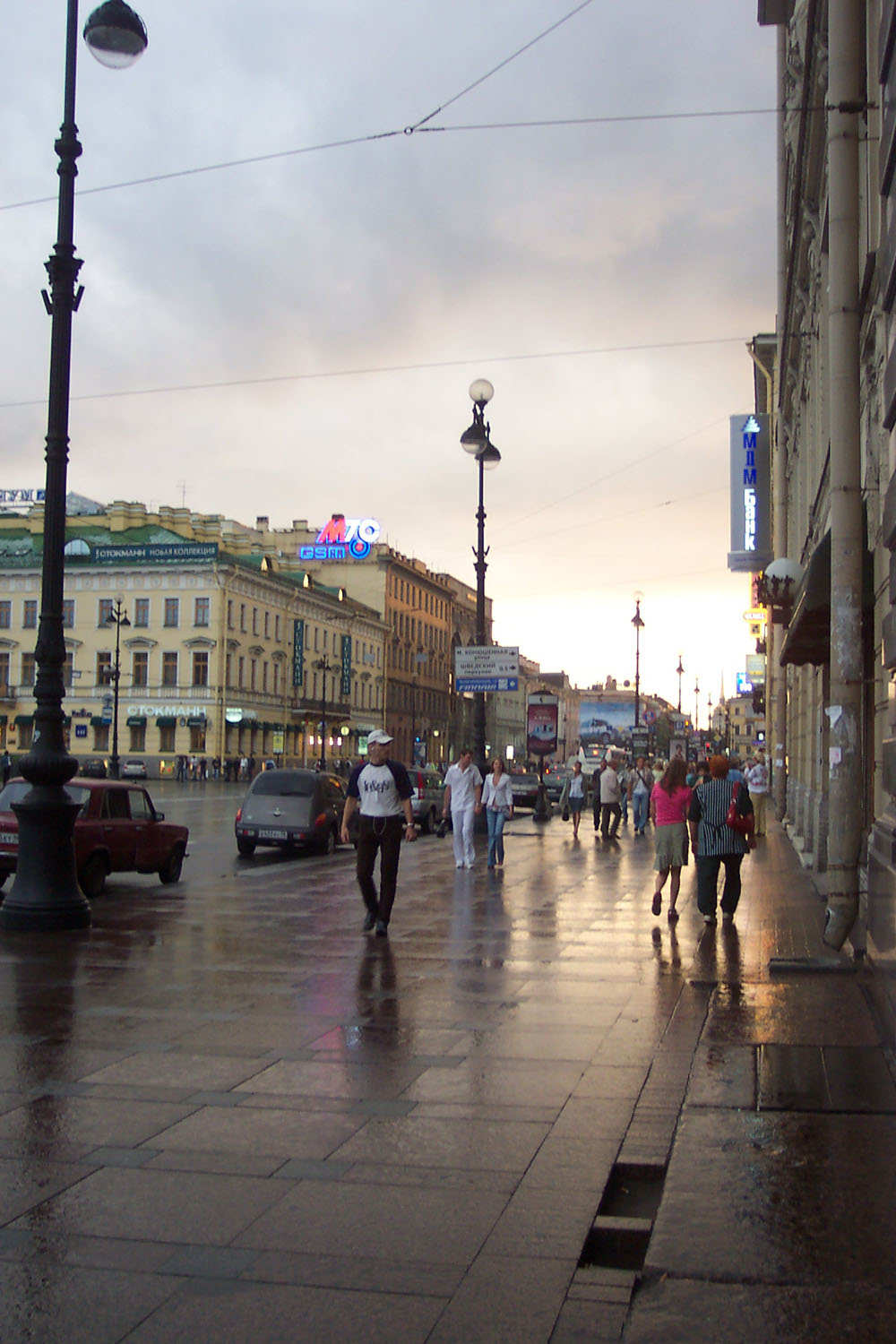 по невскому вечером, пальцы в капканы, на встречу прохожие хмурые (с)