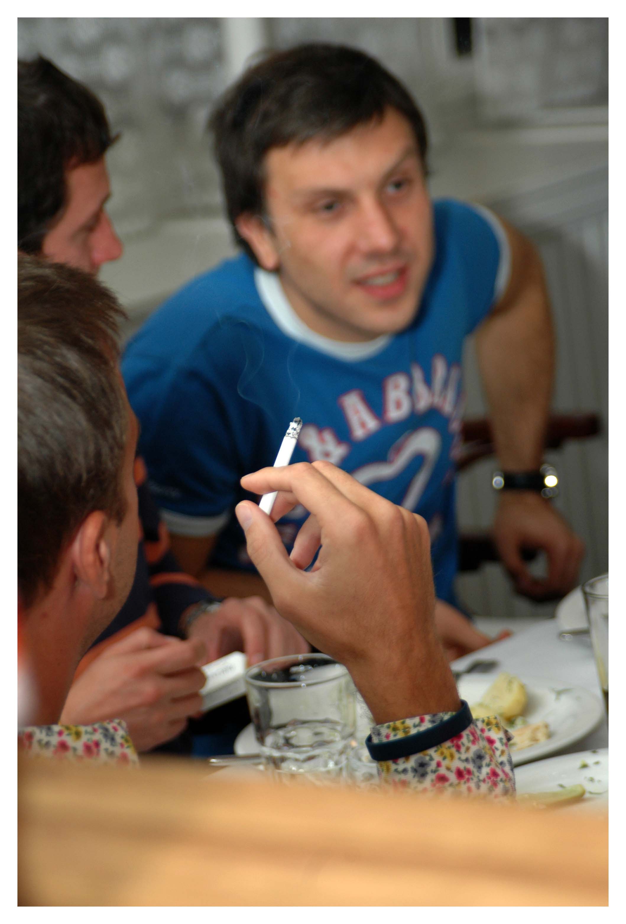 за столом