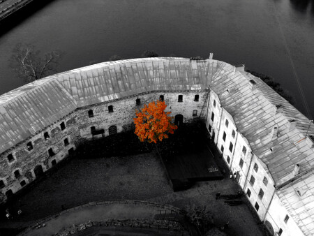 напрашивается что-нибуть типа&amp;quot;осень в старом замке&amp;quot;