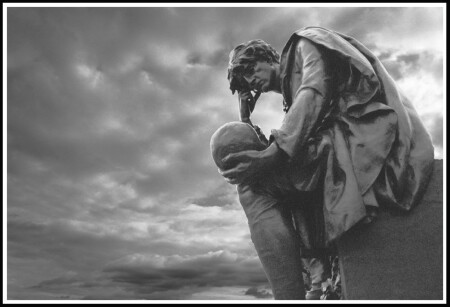 Гамлет, принц Датский. Памятник в колонии.
