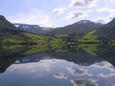 озеро зеркальное