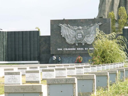 На братских могилах не ставят крестов...