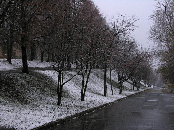 Первый снег на Окуловском спуске..
