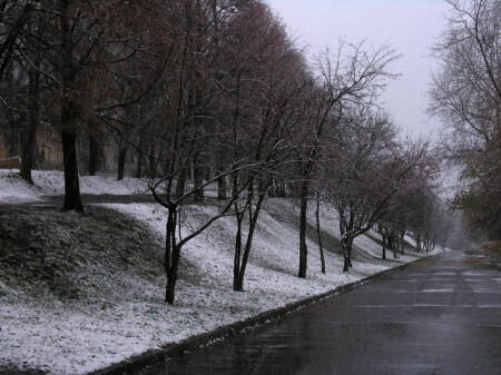 Первый снег на Окуловском спуске..