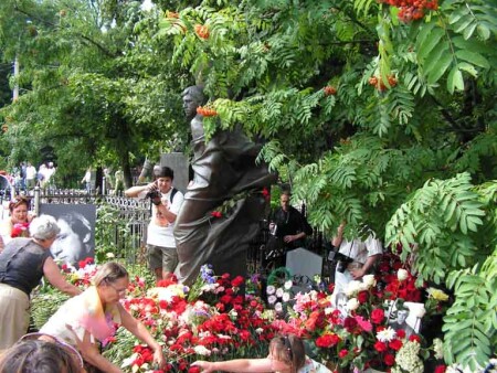 Высоцкий,цветы,рябина,люди.