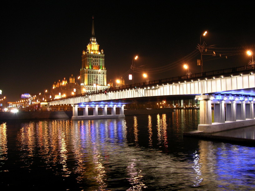 Река, мост и фонари