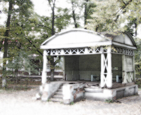 Беседка в заброшенном саду