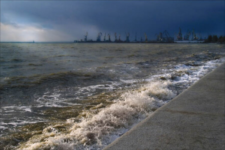 МОРЕ ЖДЕТ СОЛНЦА.