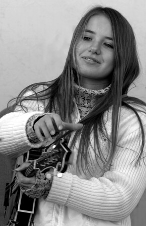 Еще одна замезшая артистка )))