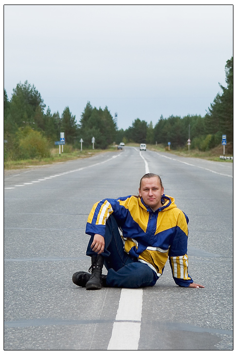 Сидя на белой полосе