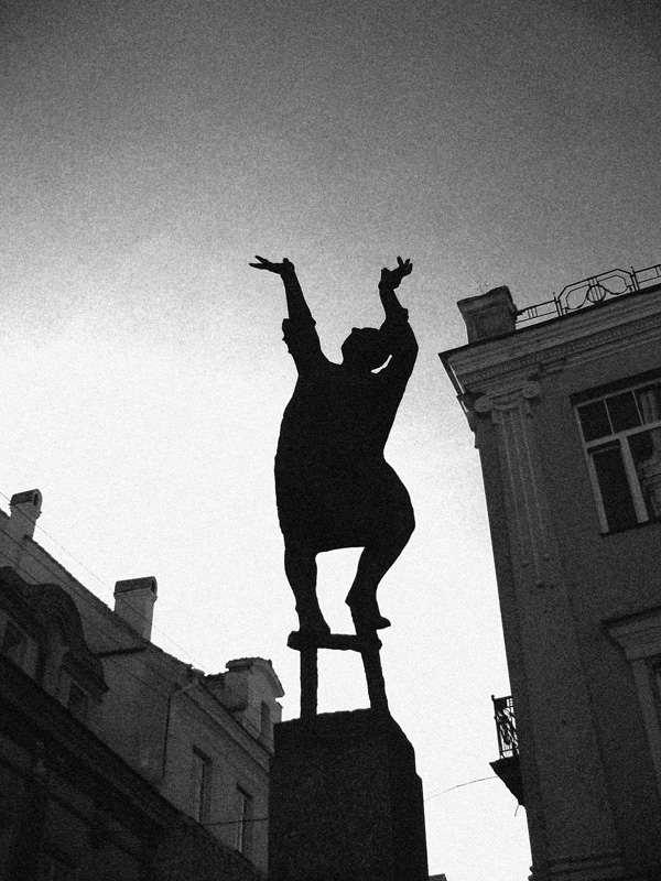 Подпирая небо твердыми руками...