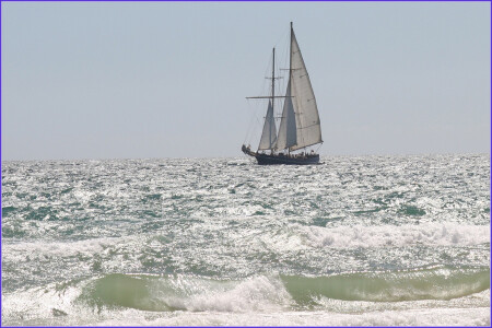 Ветер на море гуляет и кораблик подгоняет; Он бежит себе в волнах на раздутых парусах. 