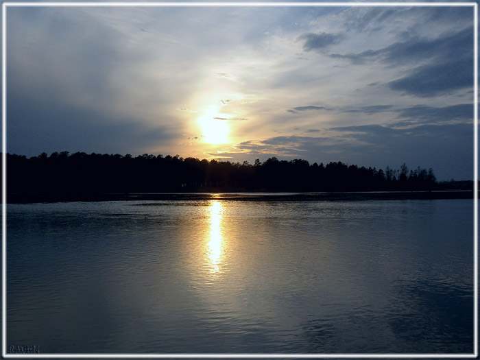 Закат на берегу реки