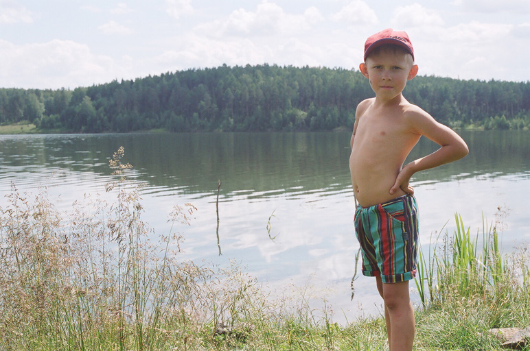 у озера