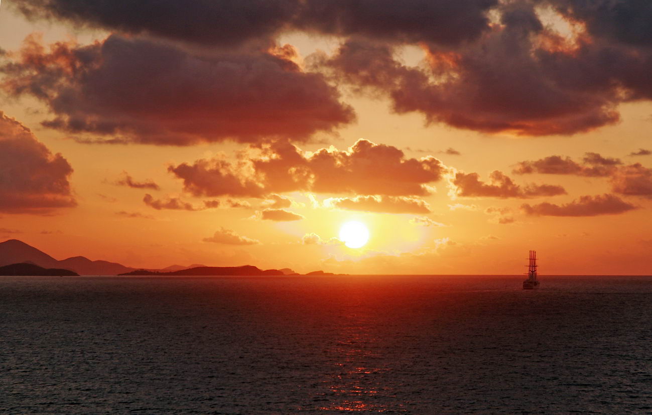 Парусник в Карибском море.
