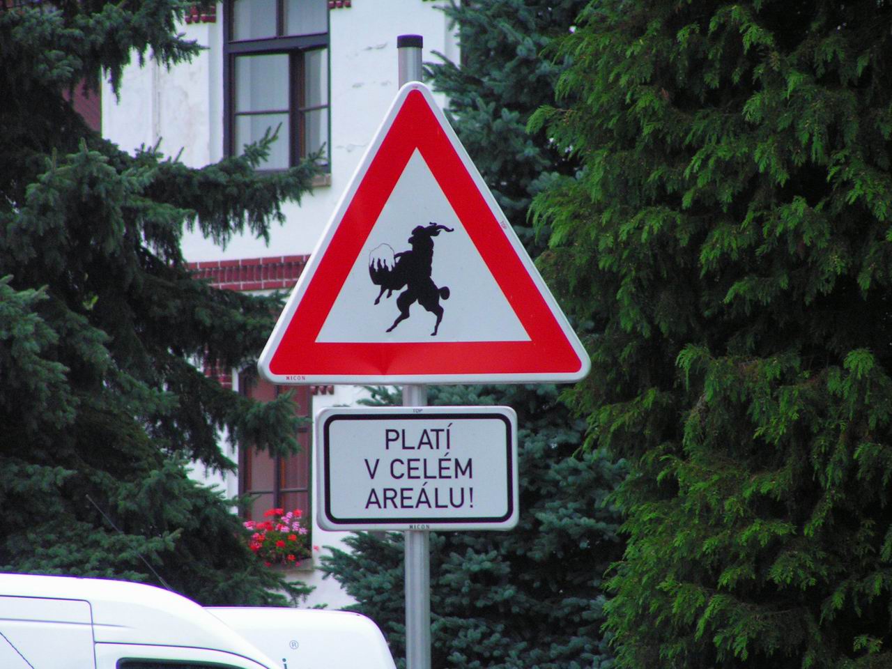 знаки вдоль дорог