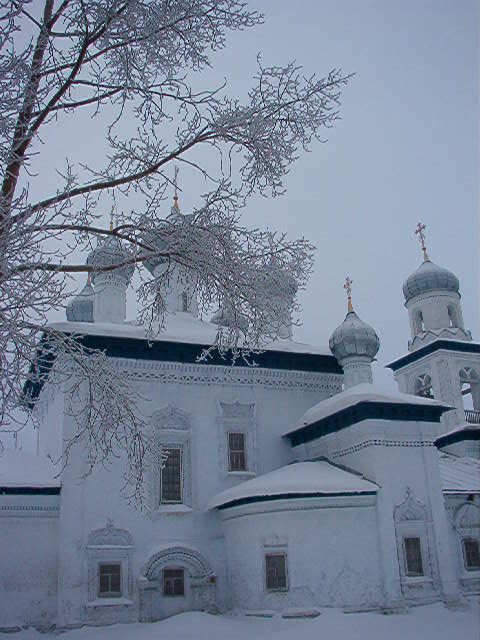 В Каргополе более 20 церквей, одна из них.