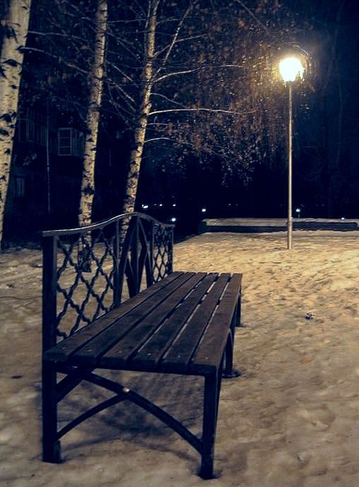 Скамейка,улица,фонарь.