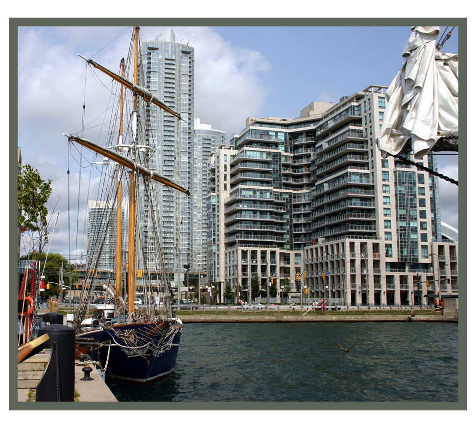Queen's Quay West - дома-корабли