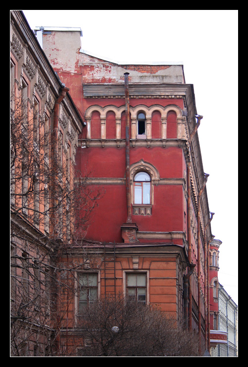 Красный дом