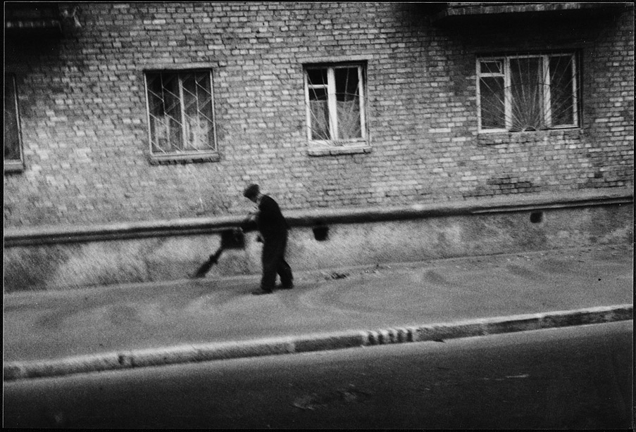 подмети меня с мостовой..