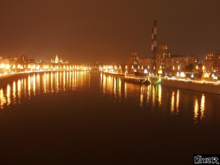 ...Город стреляет в ночь дробью огней...