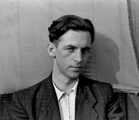 Как я фоткала Володю на какой-то документ образца 1957-года