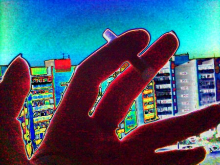 прикуривая у солнца