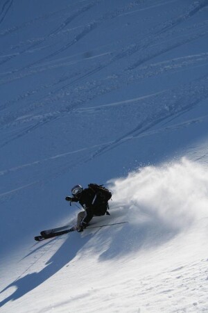 Спуск к замерзшему высокогорному озеру