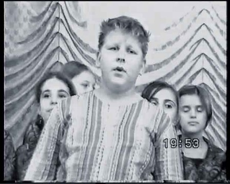 Исполнение песни когда ты счастлив сам,счастьем поделись с другим" на концерте -акции против спида.1.12.05