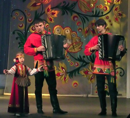 Певица и ее аккомпаниаторы.