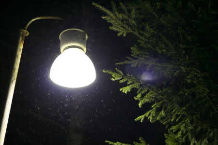 Зима, фонарь, снежинки ...